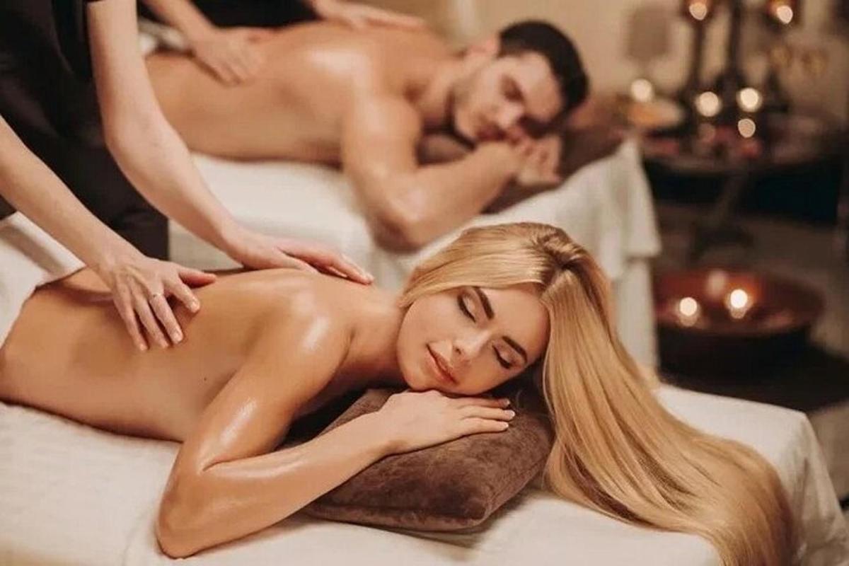 dua wanita telanjang berbaring di atas katil di spa
