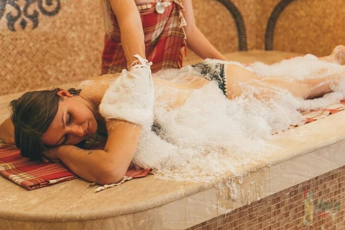 seorang gadis muda sedang berbaring di dalam tab mandi
