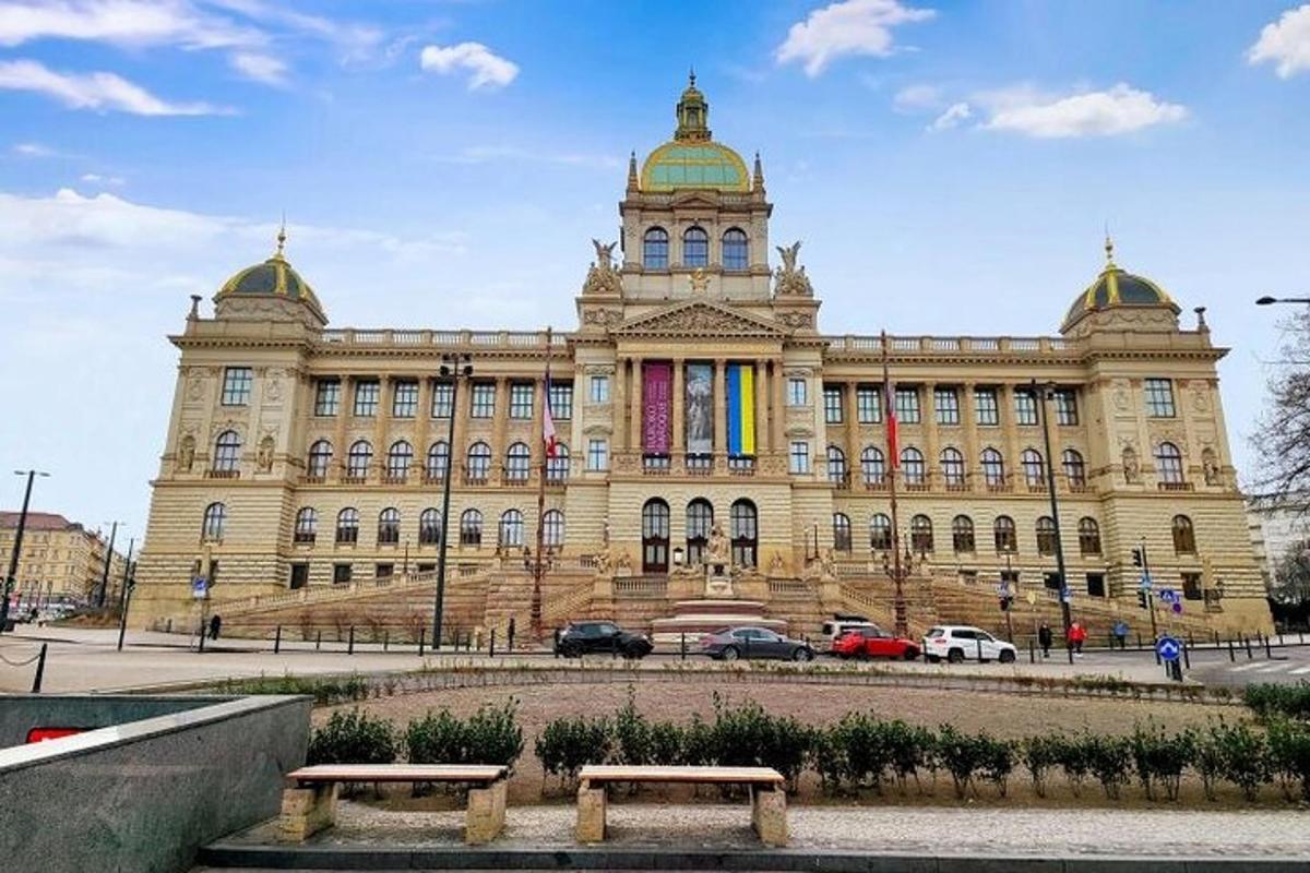 egy nagy sárga épület szivárvánnyal