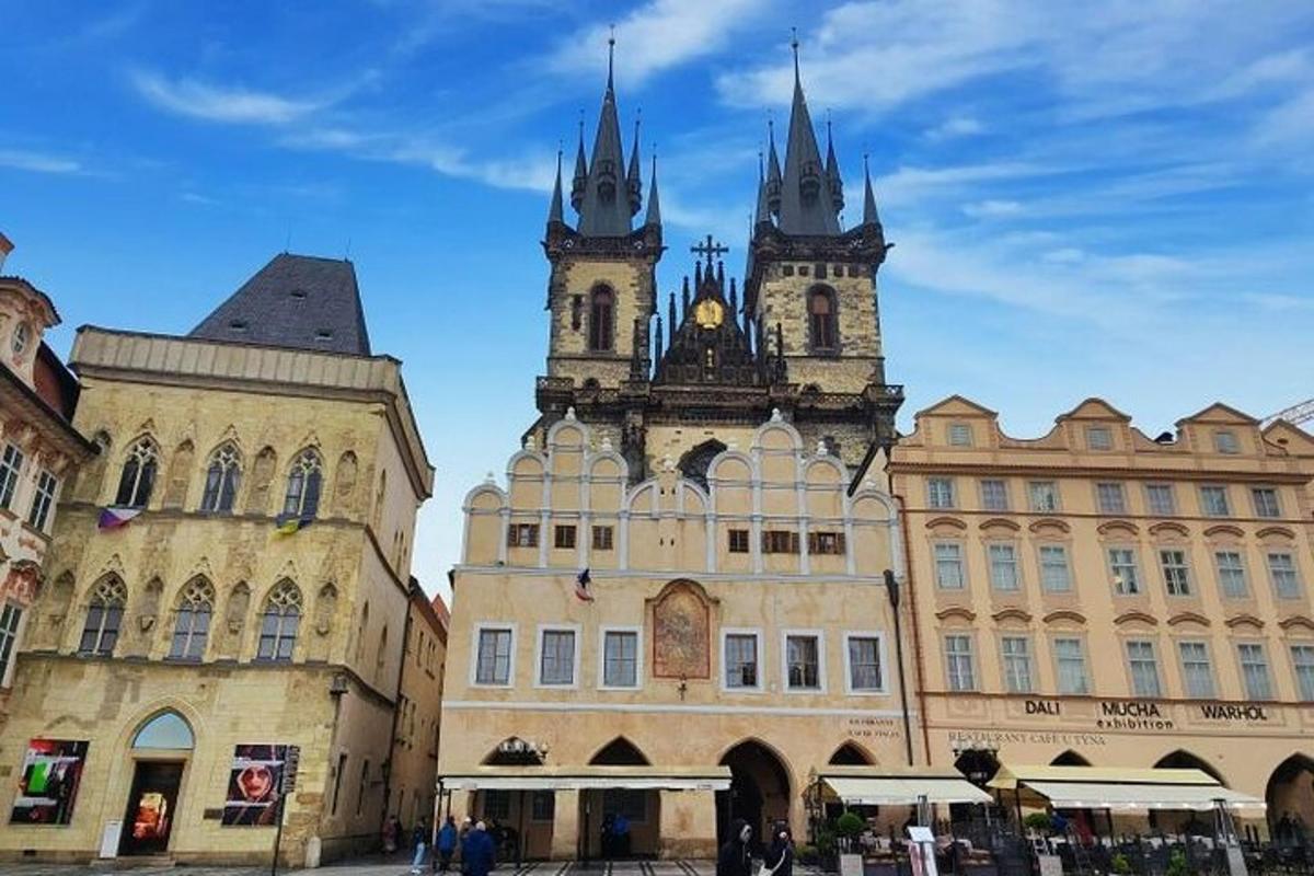 eine Gruppe von Gebäuden mit zwei Türmen in einer Stadt