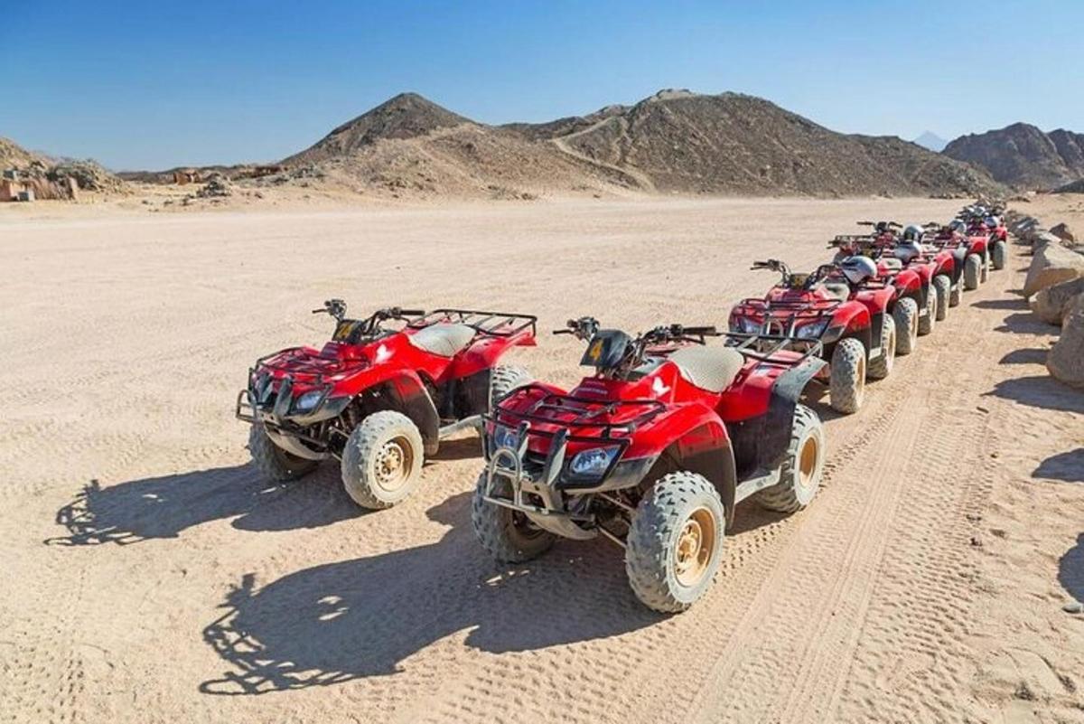 deretan atv yang diletakkan di padang pasir