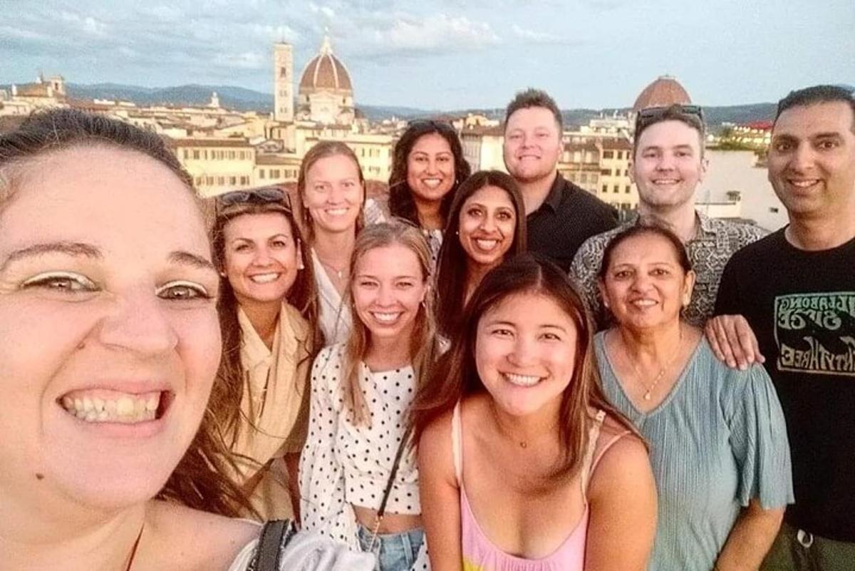 un groupe de personnes posant pour une photo devant une ville
