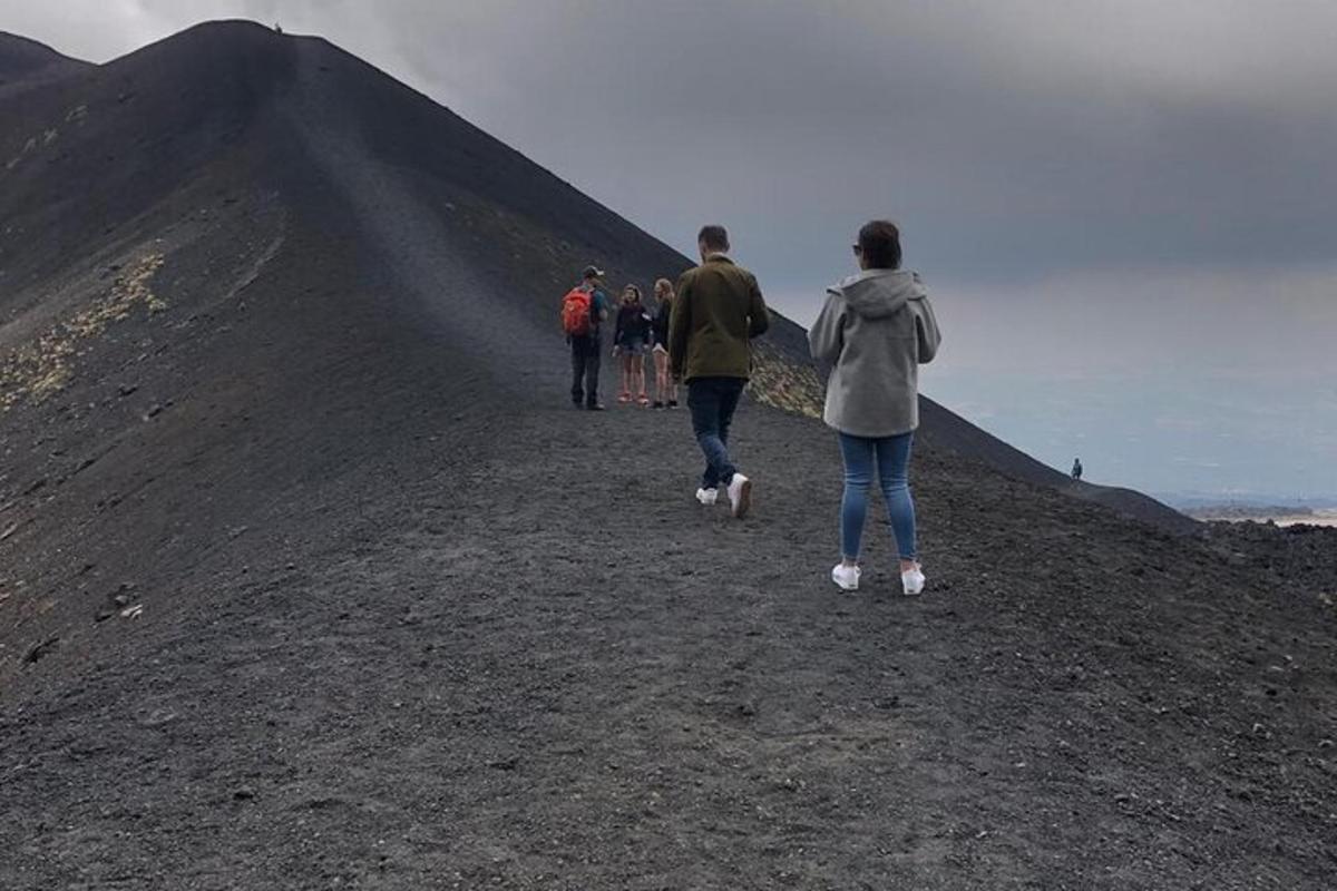 grupp inimesi, kes kõnnivad mäest üles