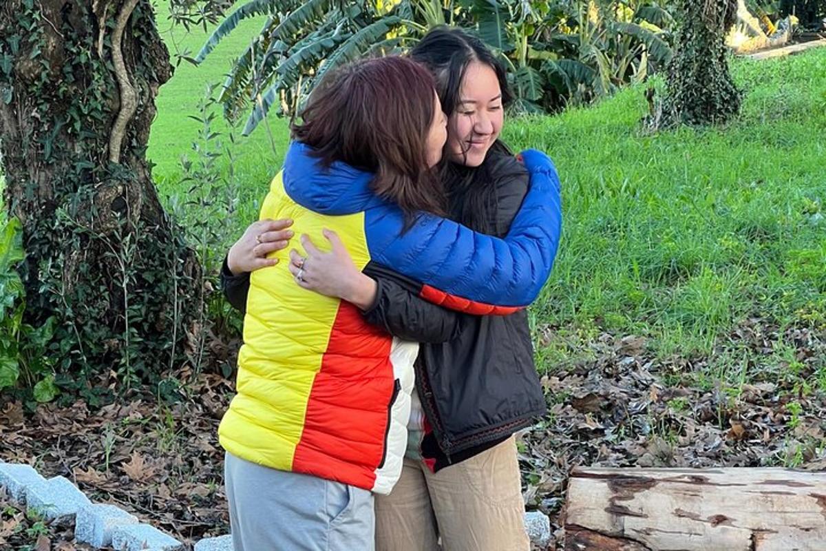 dua wanita muda berpelukan antara satu sama lain dalam pelukan