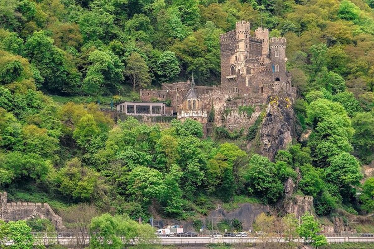 un castillo en la ladera de una montaña