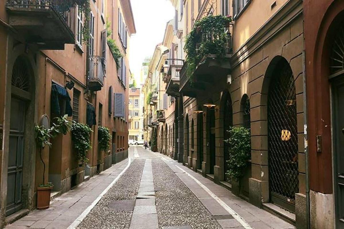 una strada vuota in un vicolo tra gli edifici