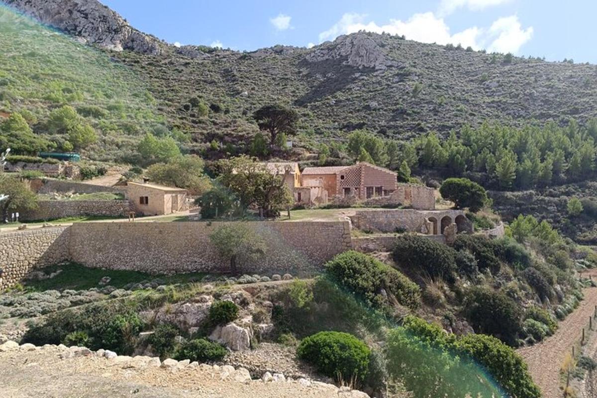 una casa al vessant d'una muntanya