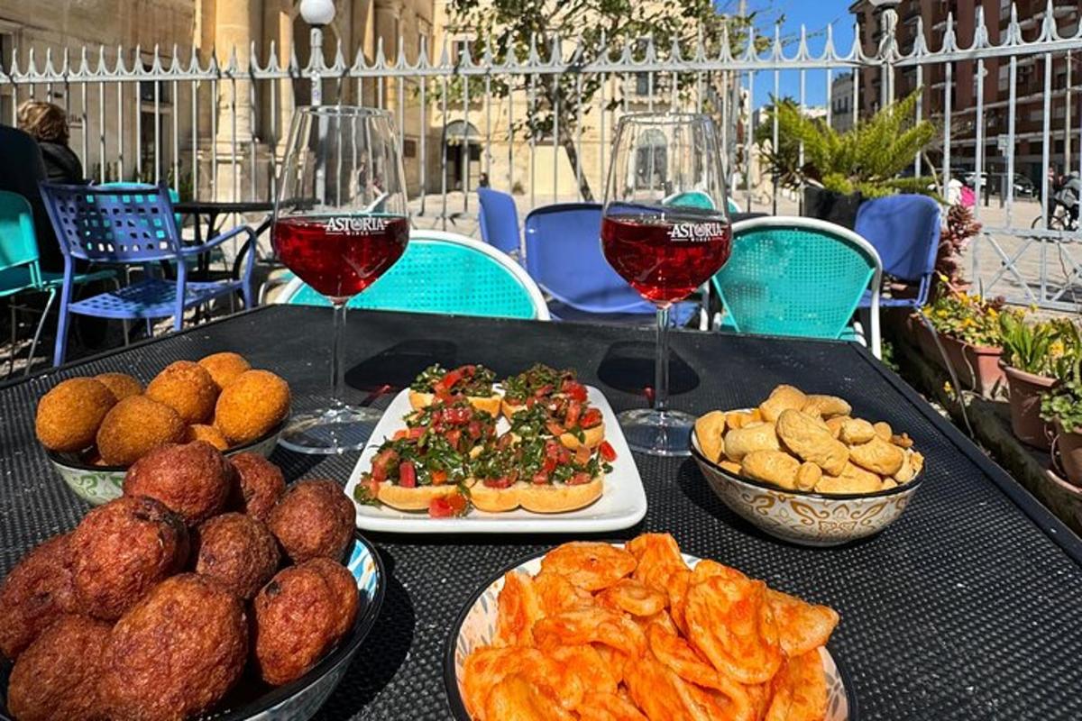 طاولة عليها أطباق طعام وكؤوس نبيذ
