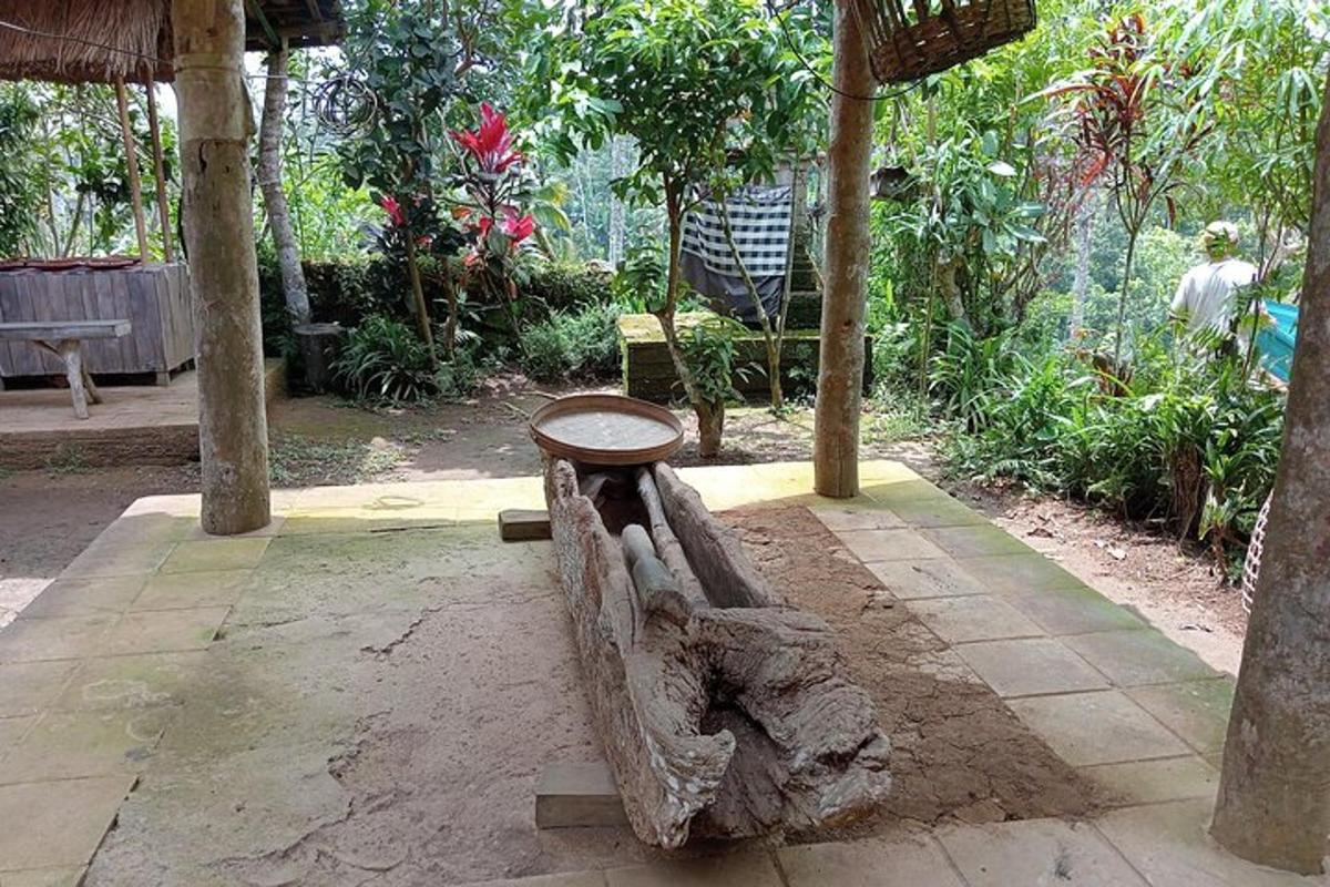 un banc en bois avec une table dans un parc
