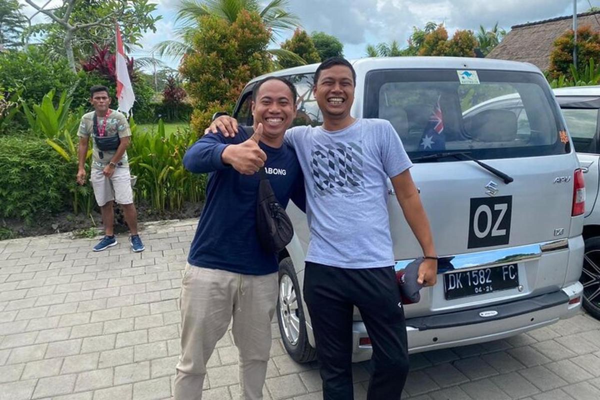 dalawang lalaki na nagpa-picture sa harap ng isang trak