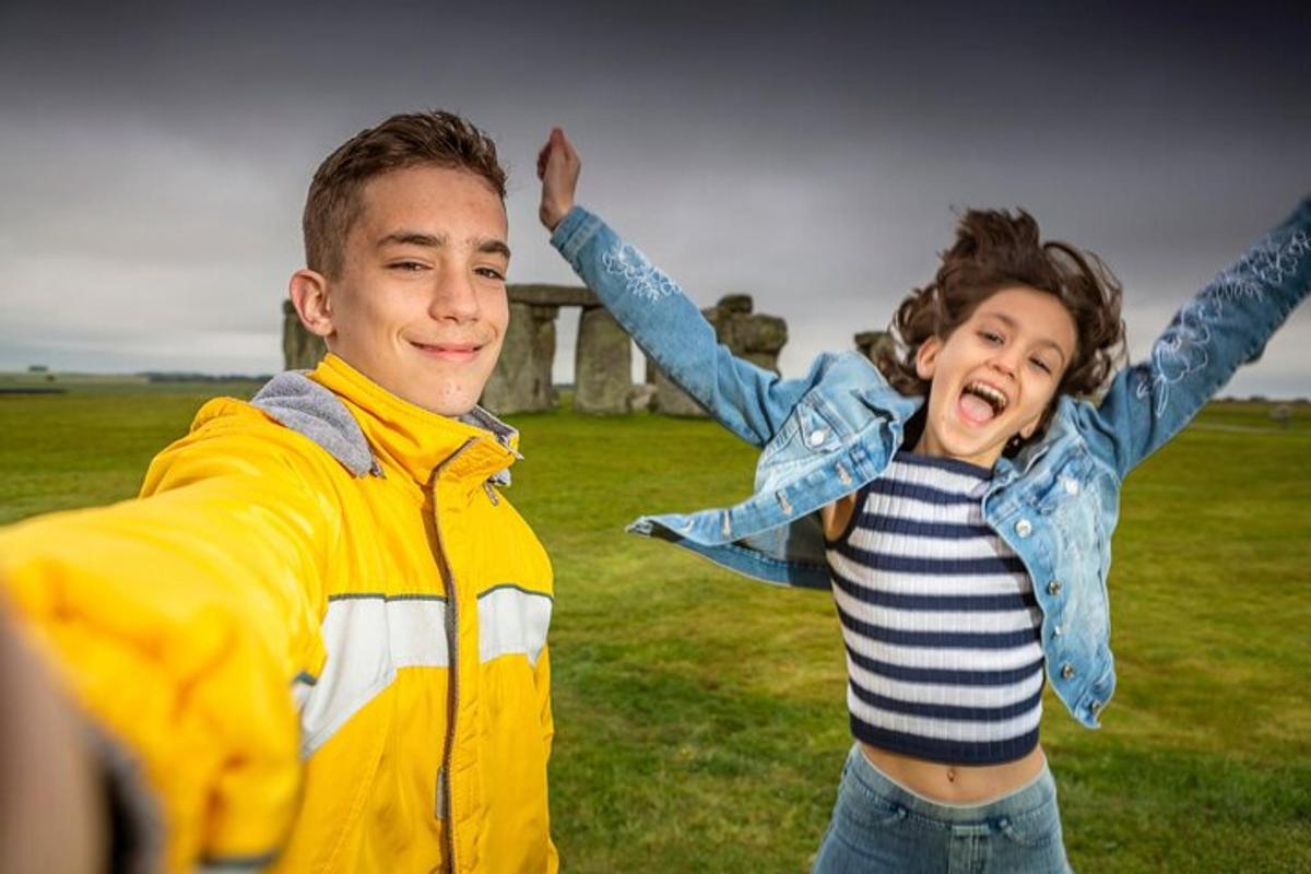 um homem e uma mulher pulando em um campo