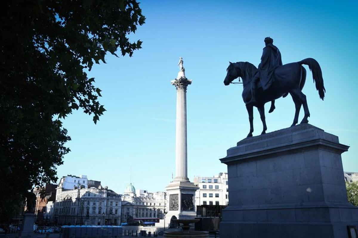 en statue av en mann som rir på en hest foran en stang
