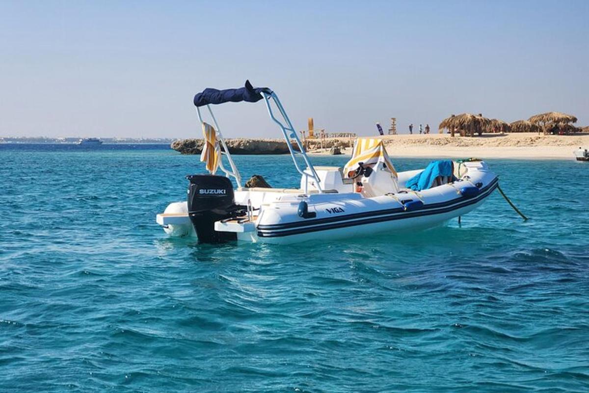 قارب صغير في الماء بالقرب من الشاطئ