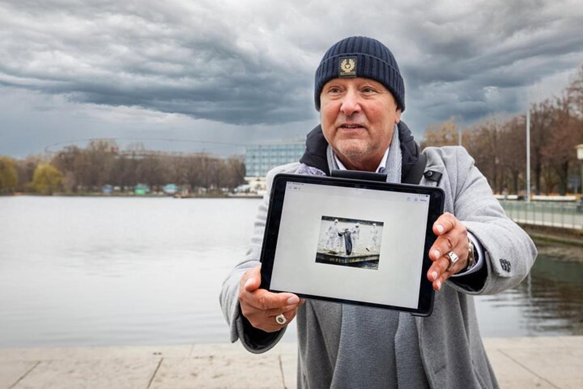 човек држи слику у рукама
