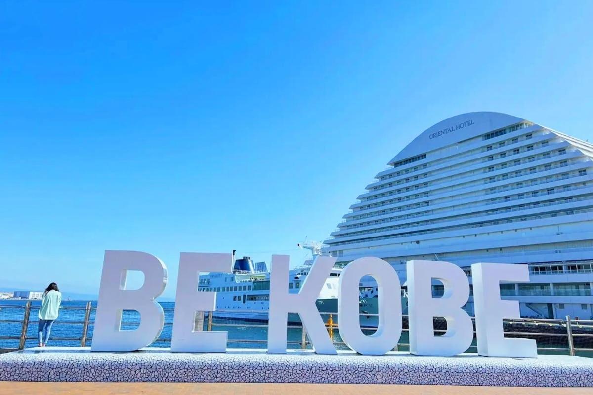 križarka pred velikim hotelom