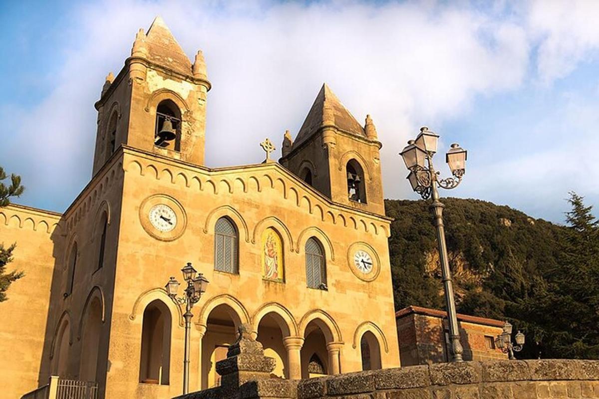 uma grande igreja com uma torre de relógio e um poste de luz