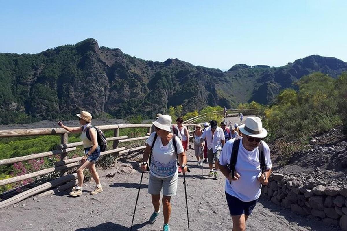 skupina lidí jdoucích po horské stezce