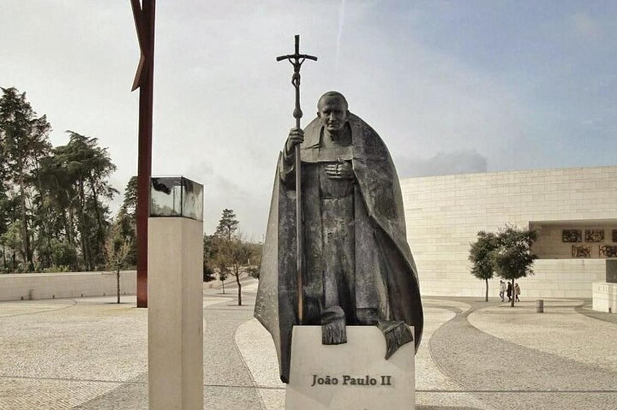socha boha držícího kříž a vlajku