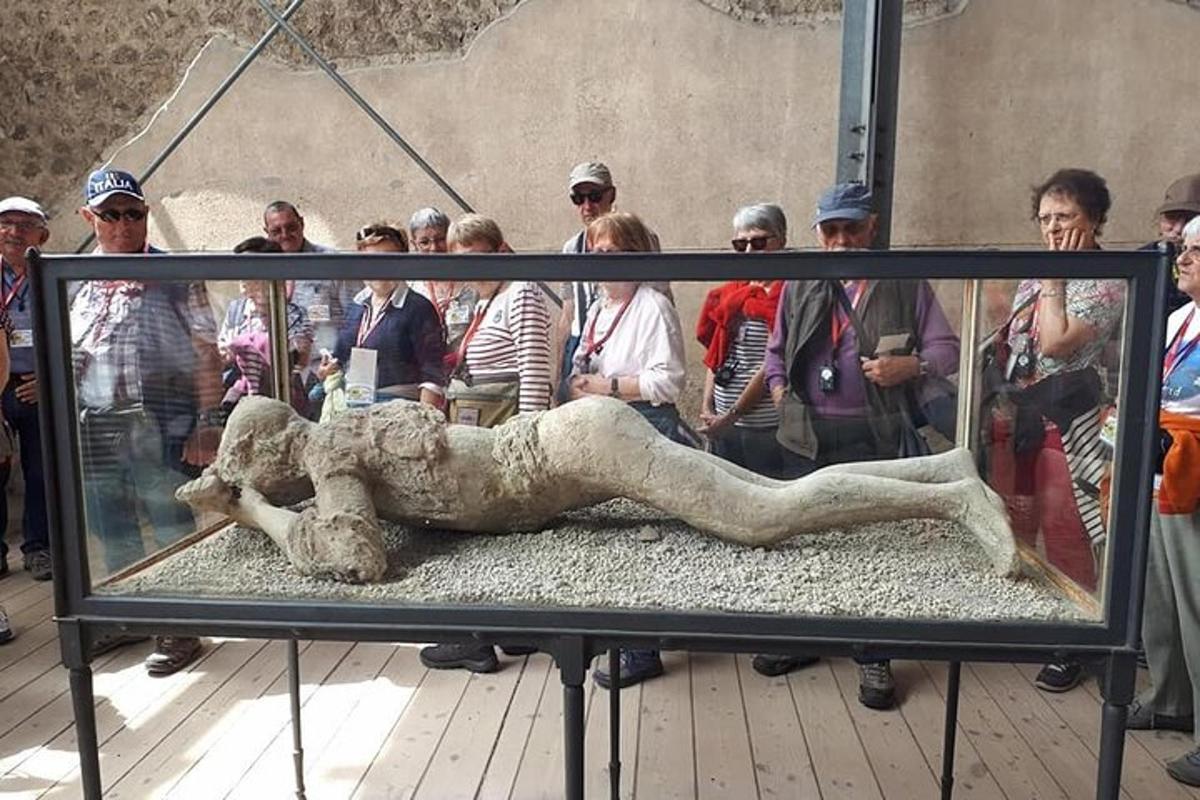 Un grupo de personas mirando una estatua de una oveja.