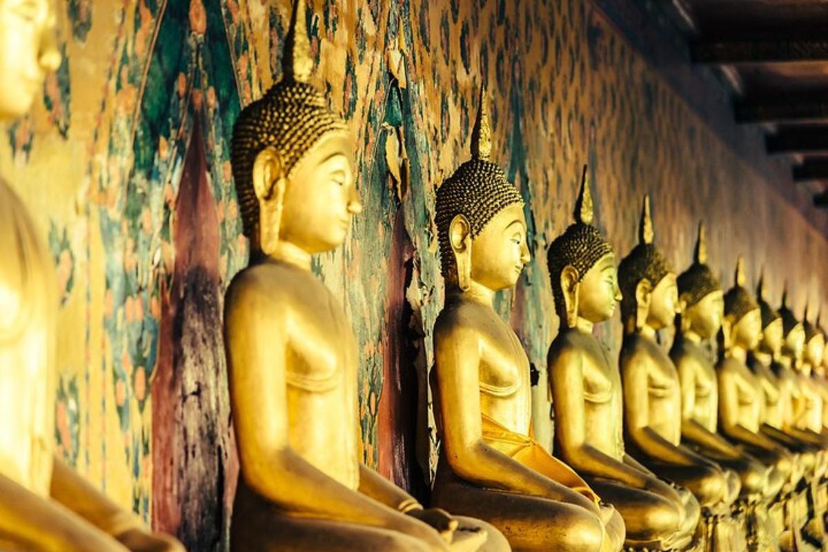 una fila di statue sono allineate su un muro