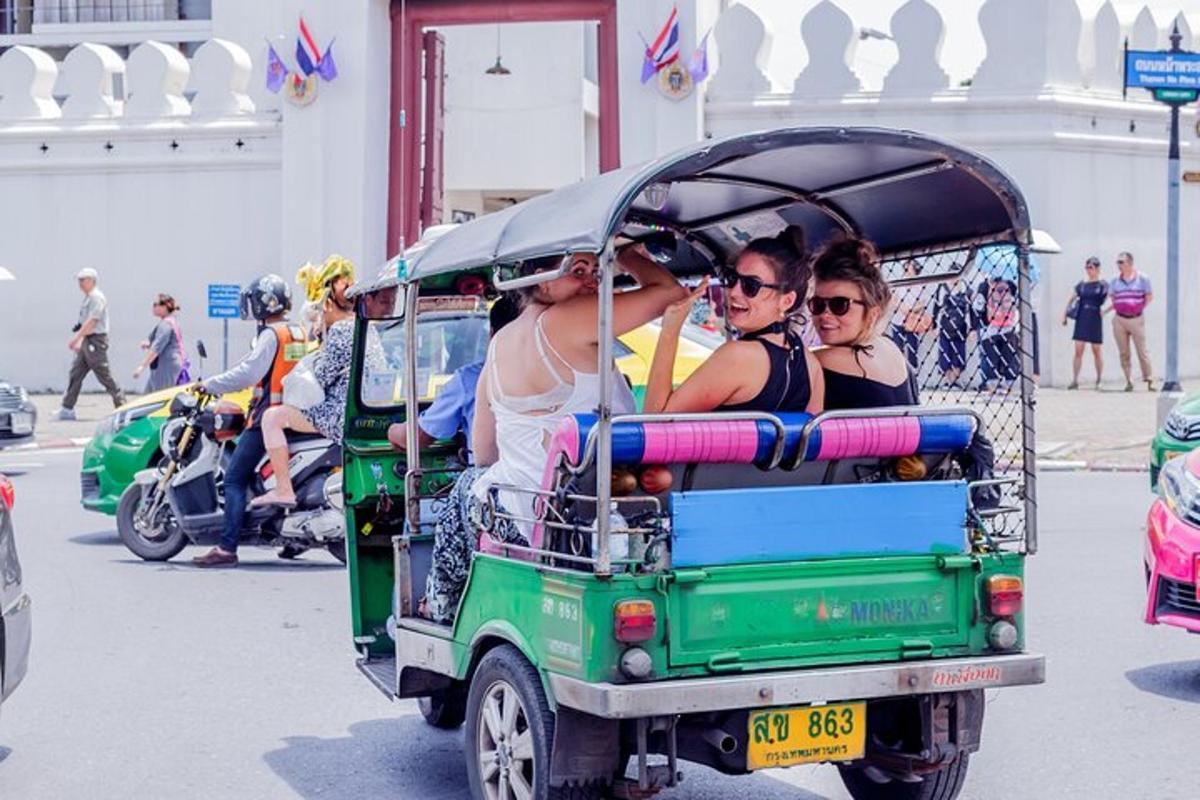 un gruppo di persone a bordo di un golf cart