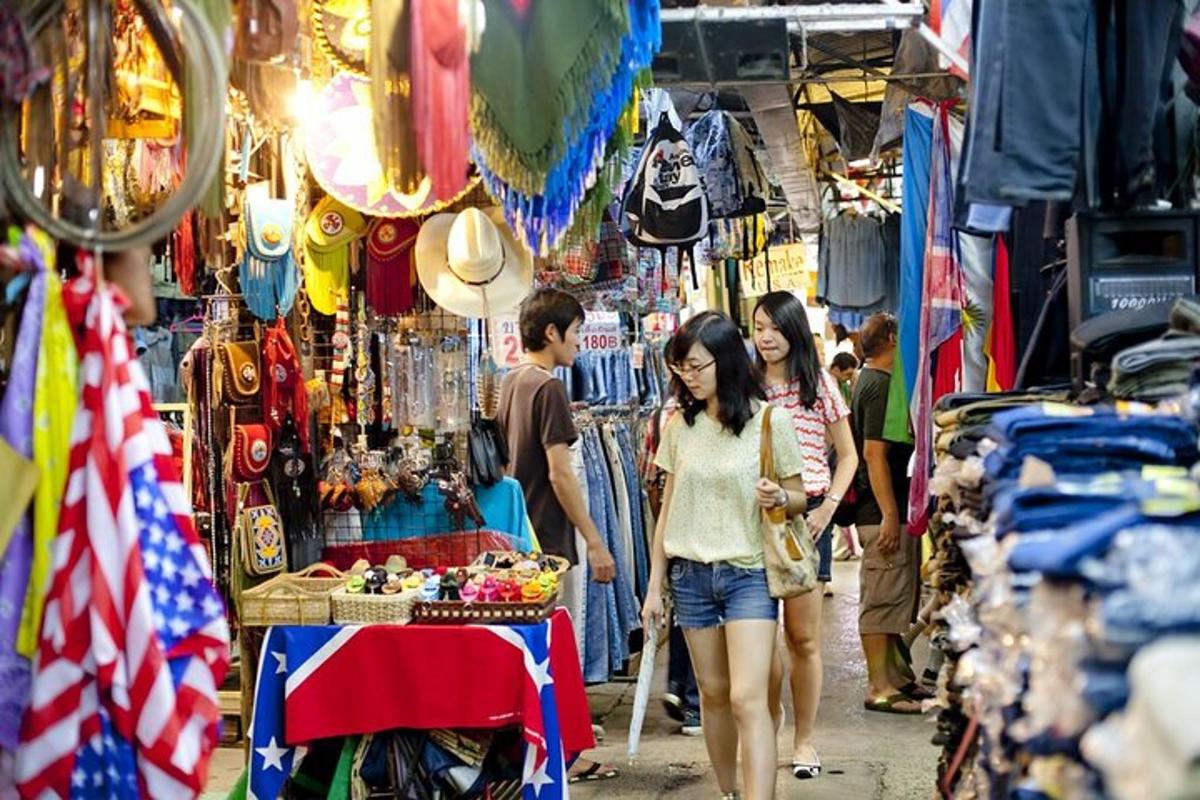 un gruppo di persone che camminano in un mercato