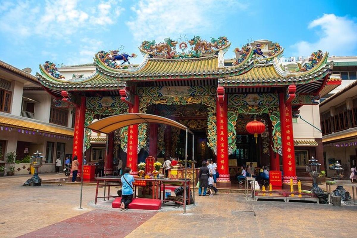 een persoon die voor een tempel loopt