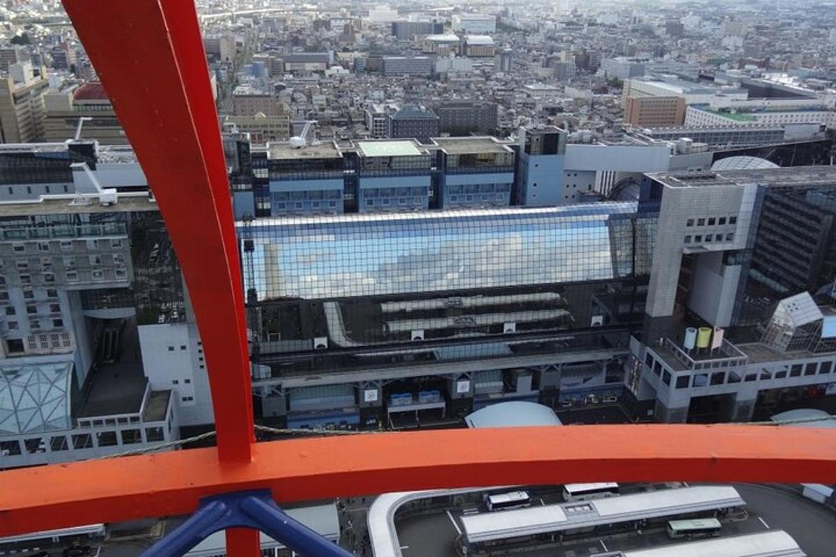 都市の大きな建物の航空写真