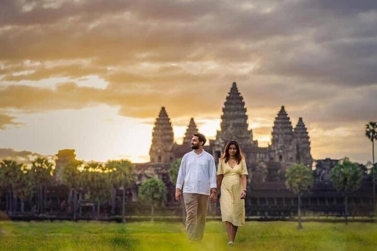 seorang lelaki dan seorang wanita berjalan di hadapan sebuah kuil