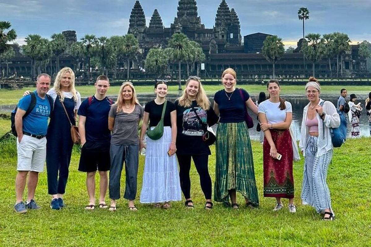 sekumpulan orang bergambar di hadapan sebuah bangunan