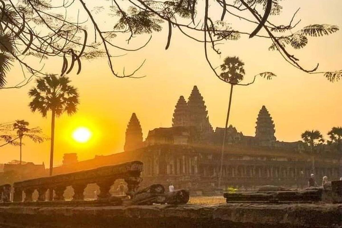 pemandangan bangunan dengan latar belakang matahari terbenam