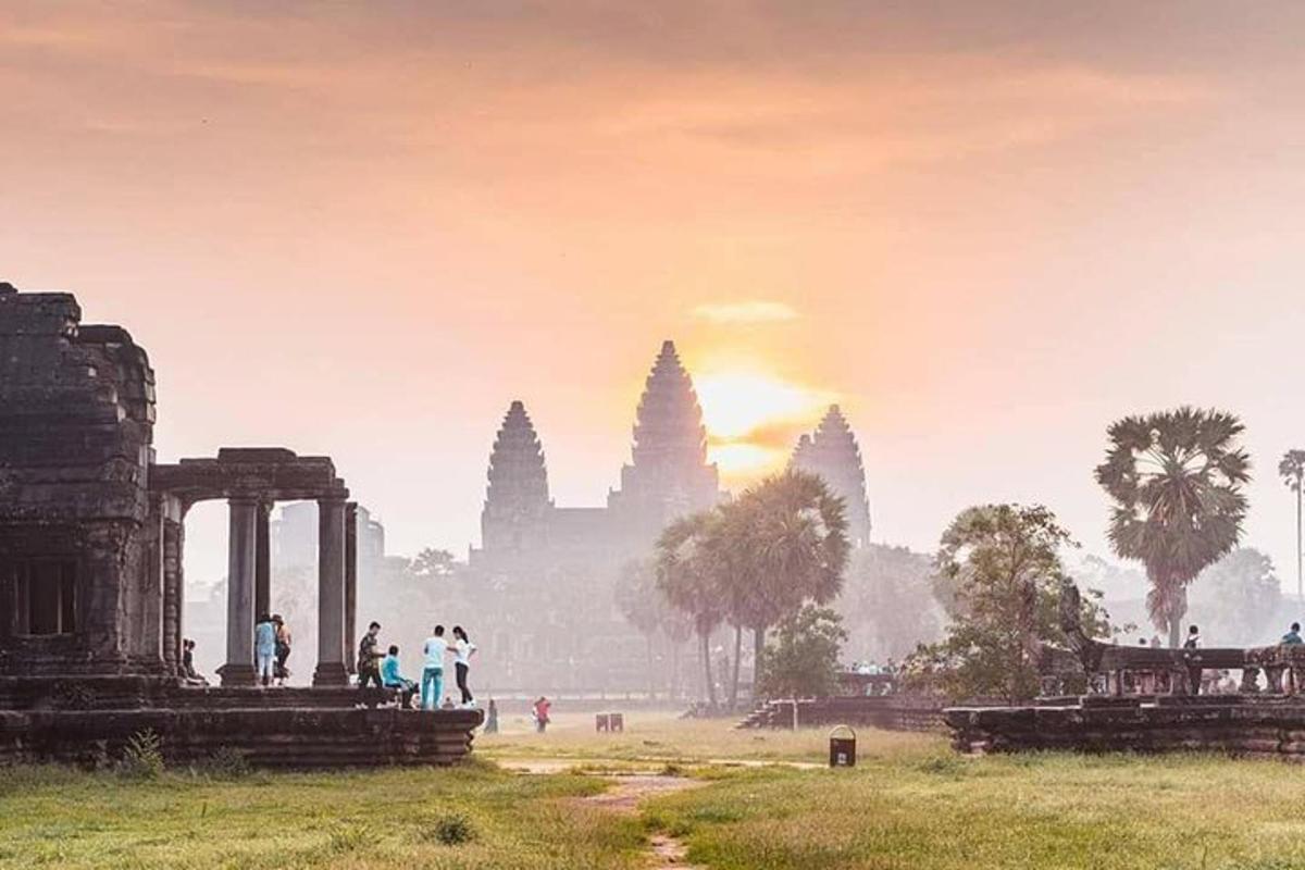 sekumpulan orang berdiri di hadapan kuil