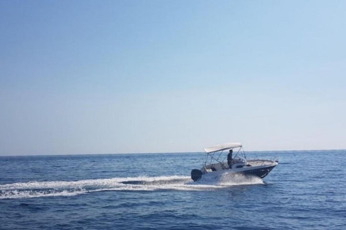 o barcă în mijlocul oceanului