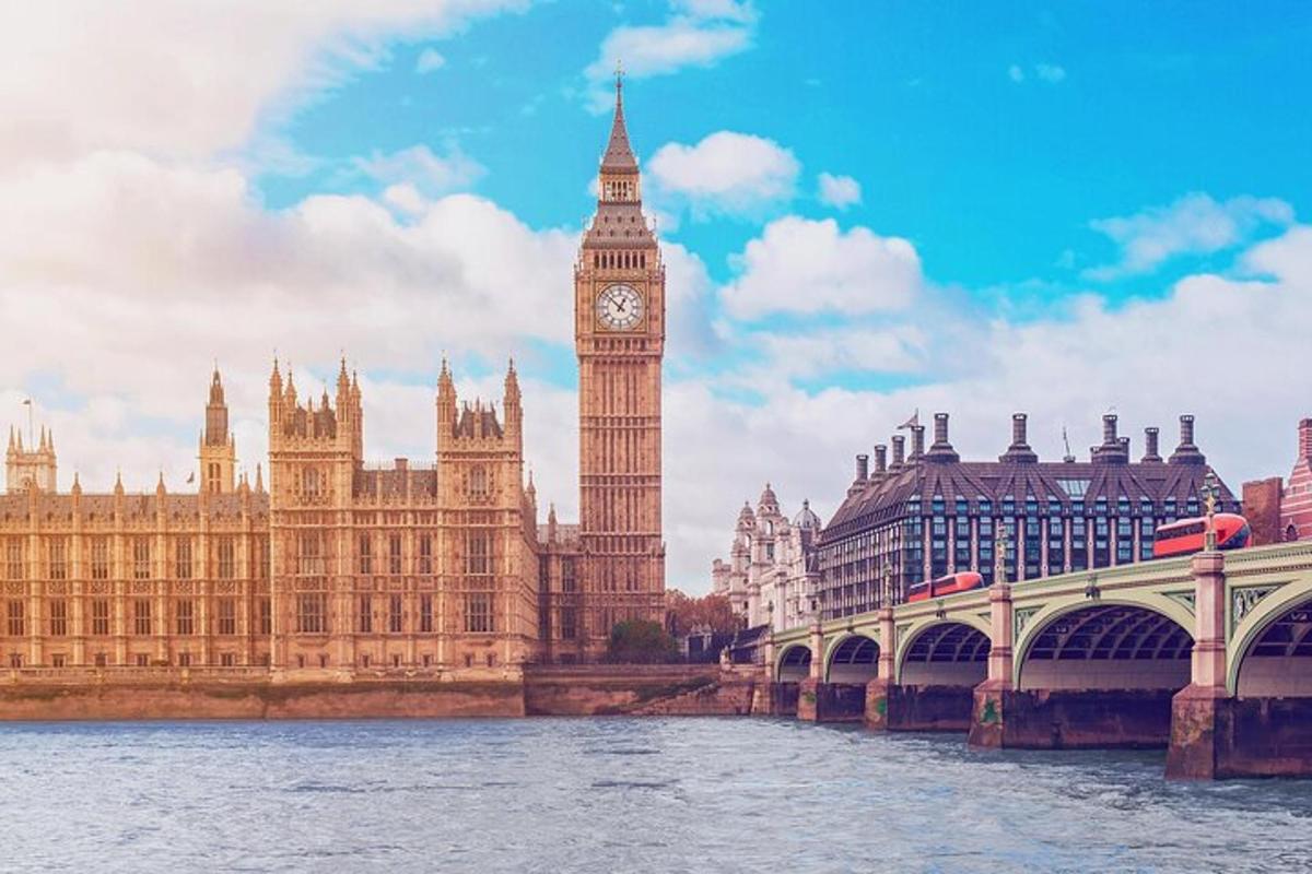un alto edificio con una torre dell'orologio e il Big Ben
