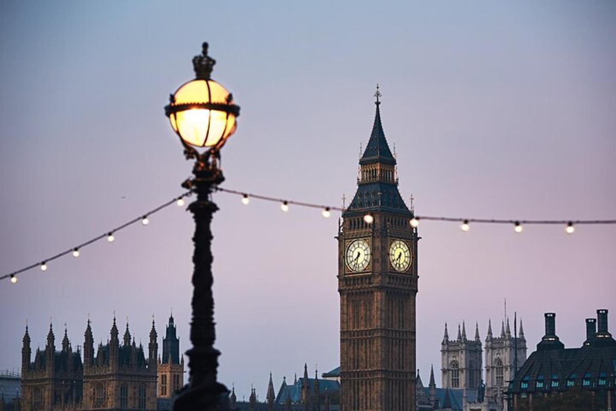 una torre dell'orologio e un Big Ben con un lampione