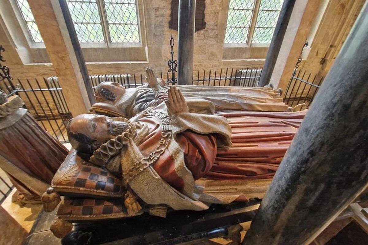 una estàtua d'un home estirat en un llit