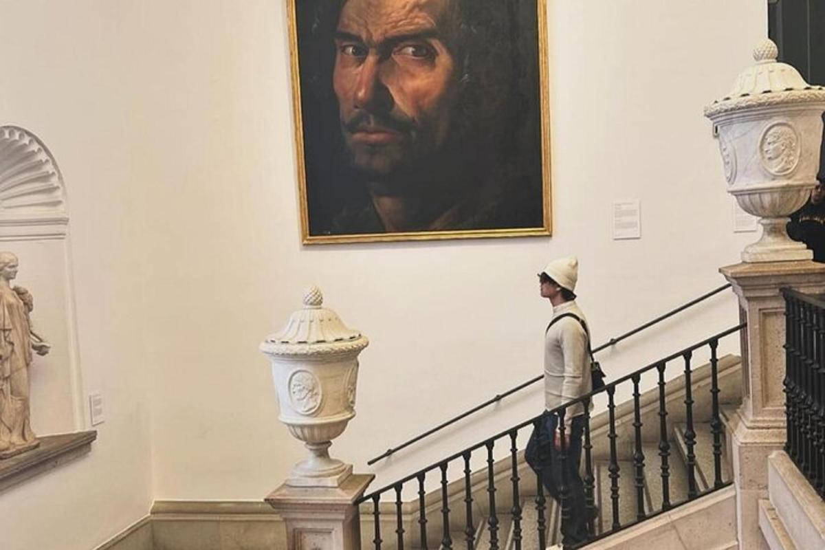 muž scházející po schodech v muzeu umění