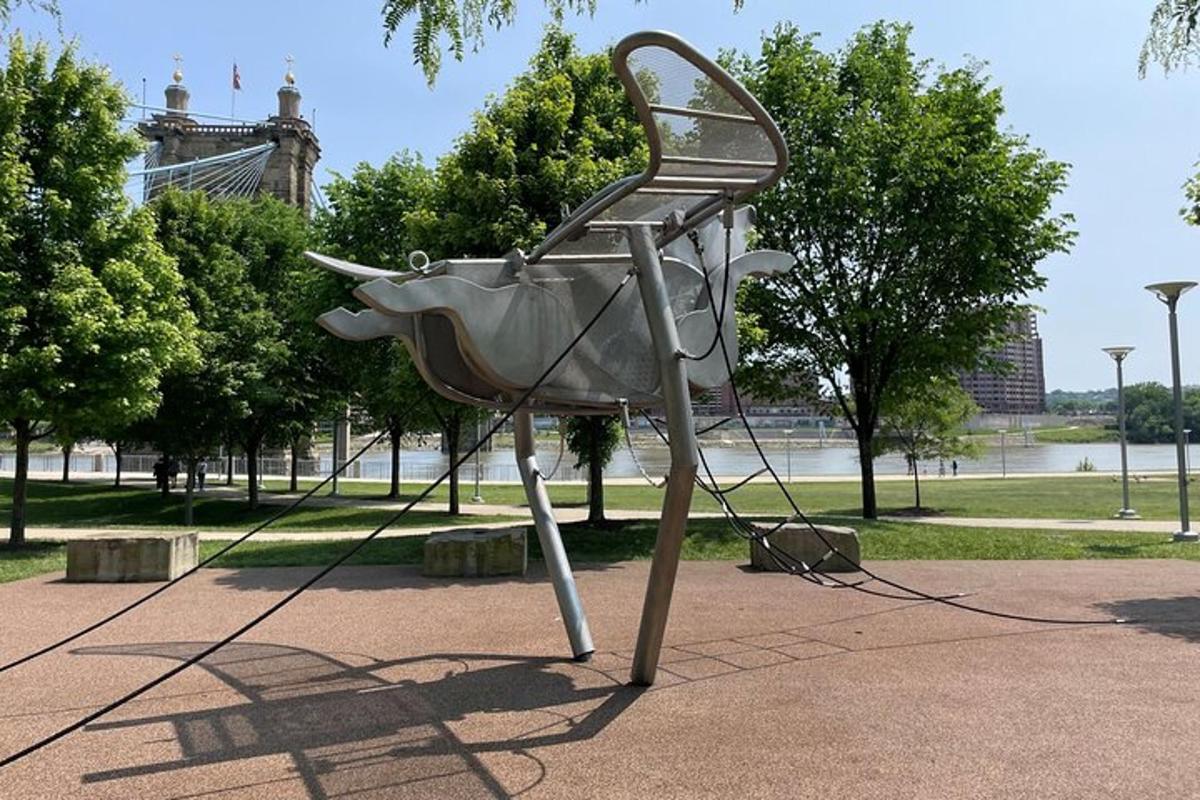 металева скульптура човна в парку
