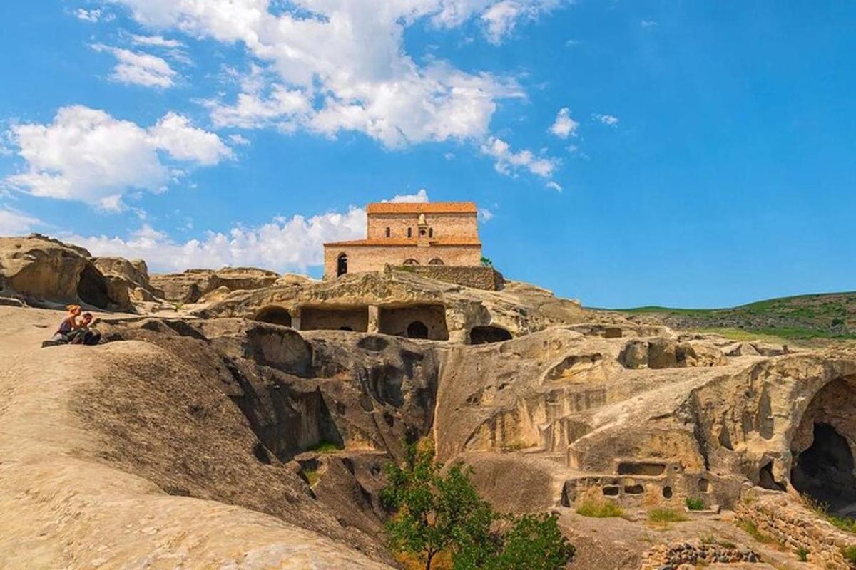 un edificio en la cima de una montaña rocosa
