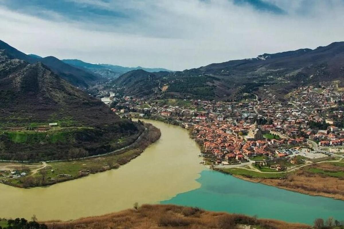 una vista aérea de un pueblo junto a un río