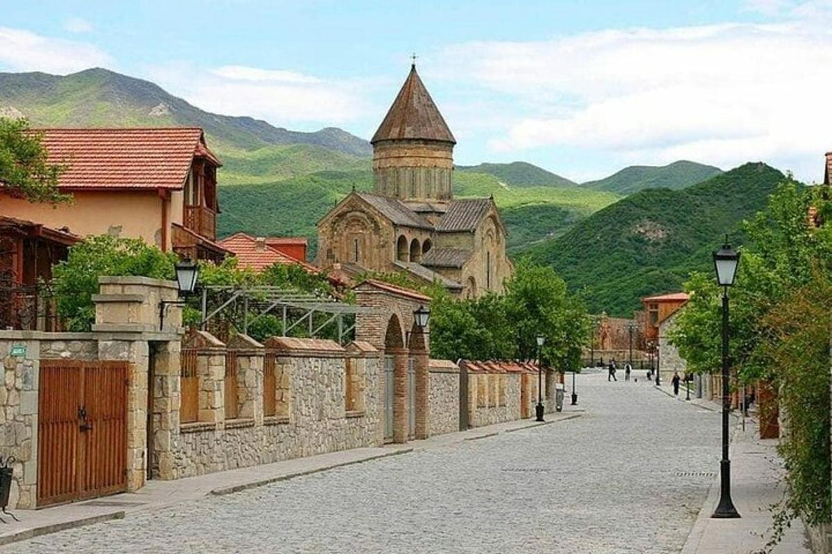 una calle de un pueblo con una iglesia y un edificio
