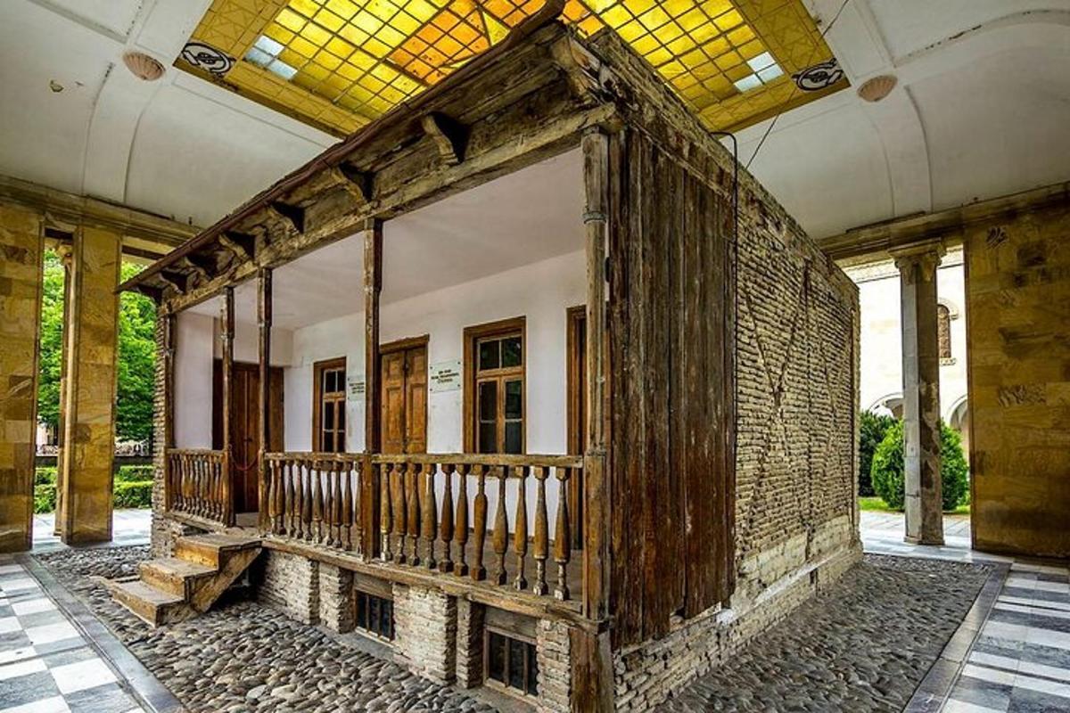 sebuah bangunan tua dengan balkon di halaman