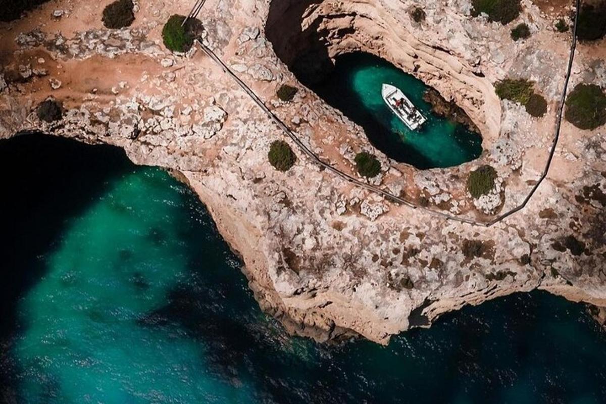 uma vista aérea de um barco em um corpo d'água