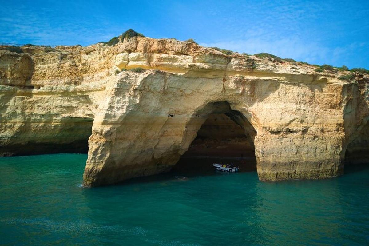 um arco em uma formação rochosa na água