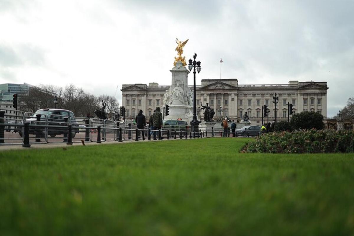 un grande edificio con una statua di fronte