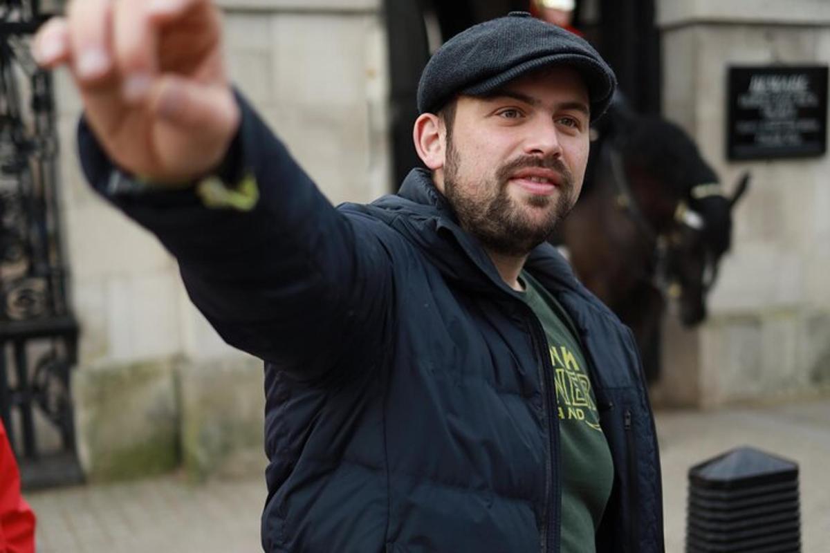 un uomo con il braccio alzato