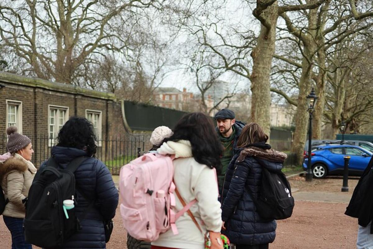 un gruppo di persone che camminano in un parco
