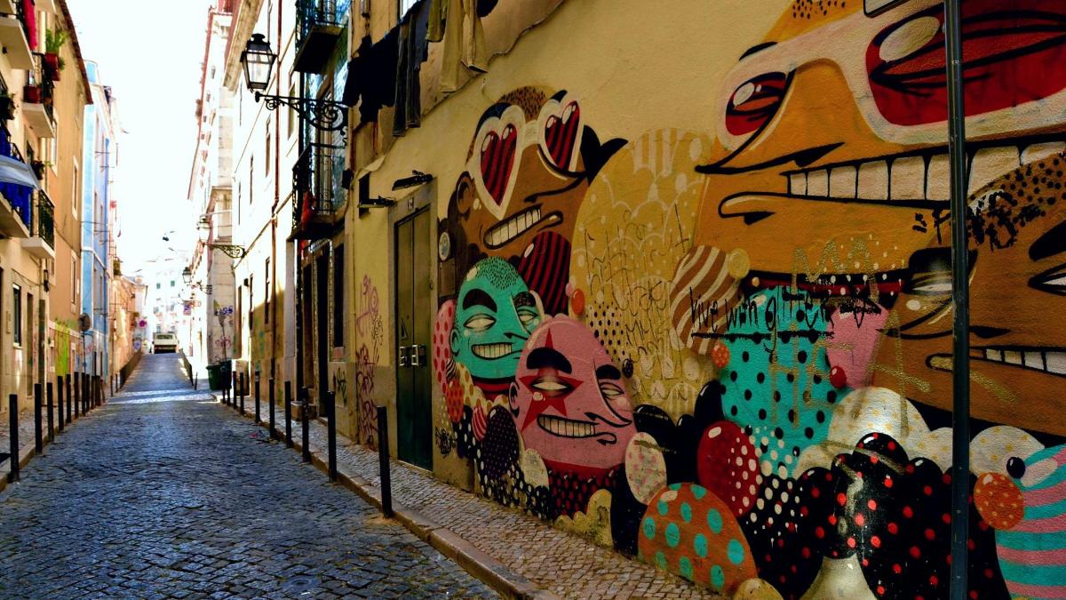 um beco com uma parede coberta de grafite