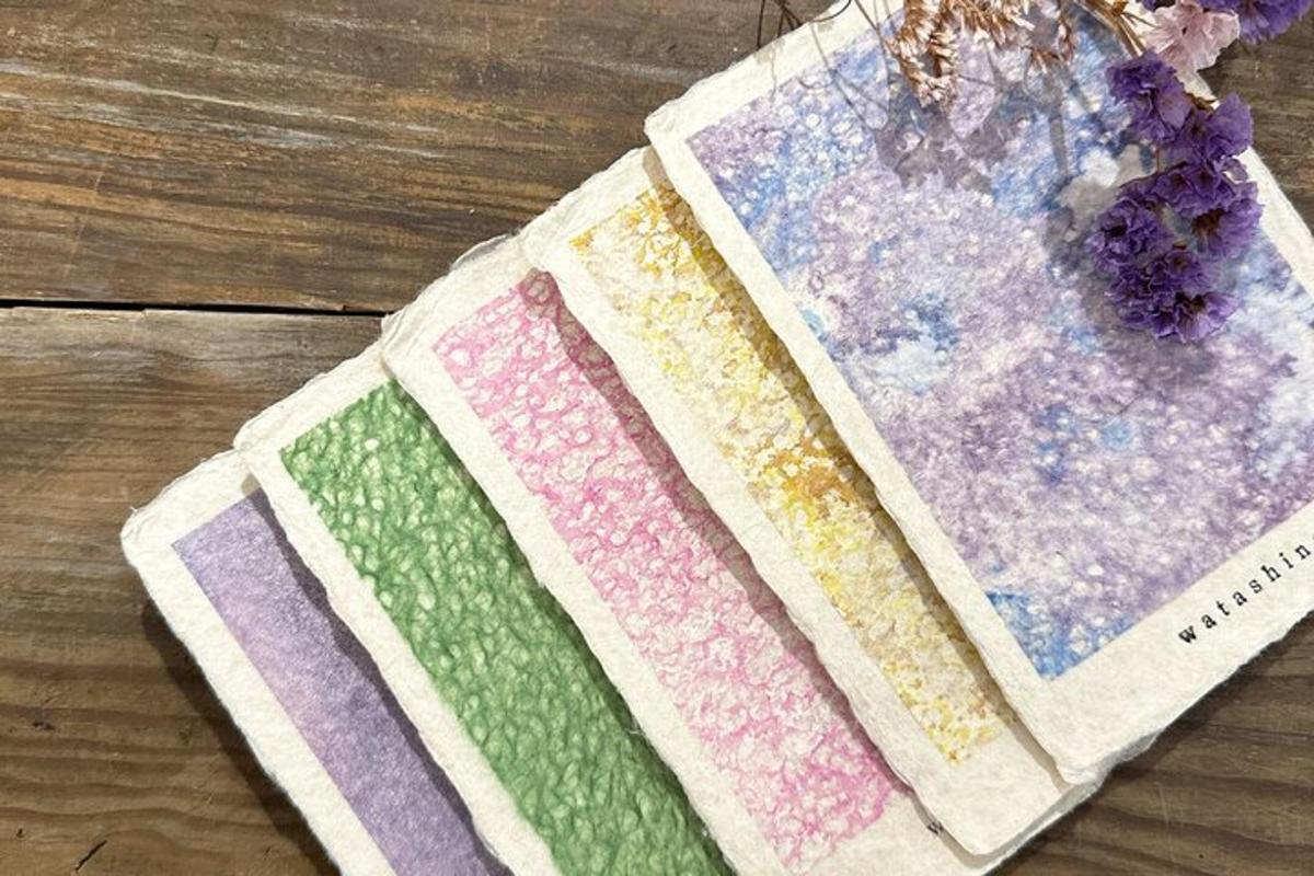 un gruppo di quattro trapunte di colori diversi su un tavolo di legno