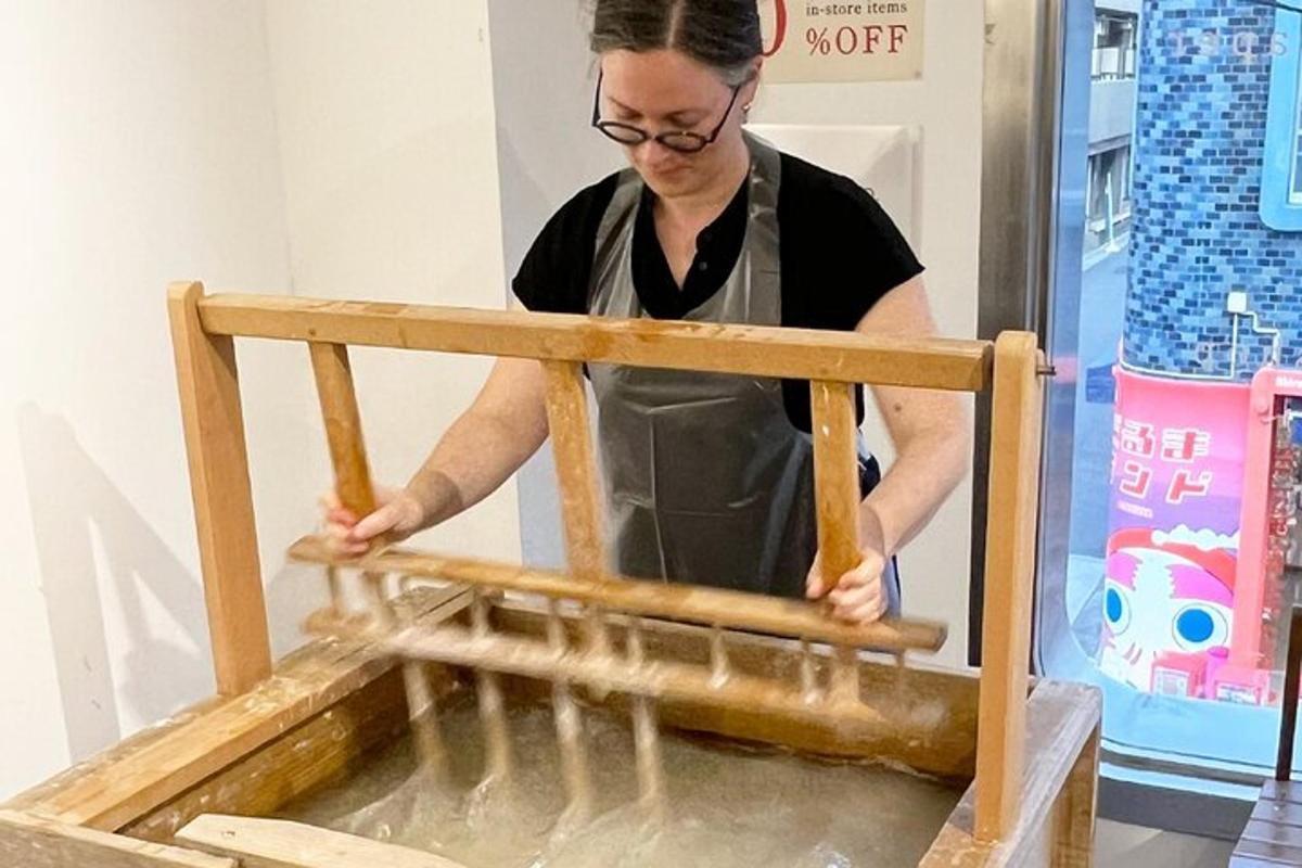 una donna con un grembiule che lavora su un pezzo di legno